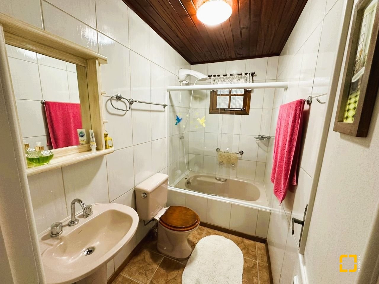 Casa de Condomínio com 240m², 4 quartos (sendo 2 suítes), 4 garagens, no bairro Rio dos Bugres em Rancho Queimado