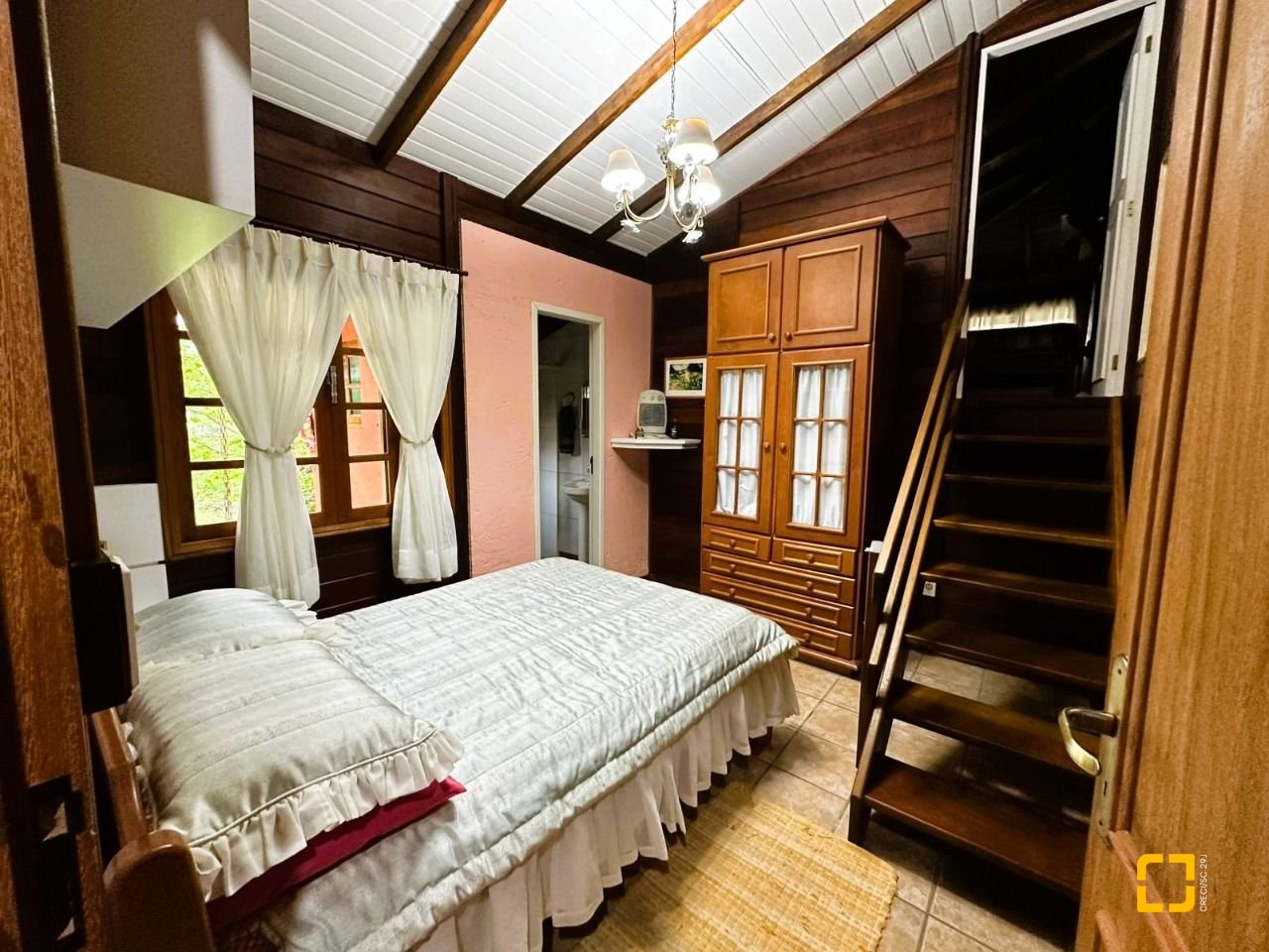 Casa de Condomínio com 240m², 4 quartos (sendo 2 suítes), 4 garagens, no bairro Rio dos Bugres em Rancho Queimado