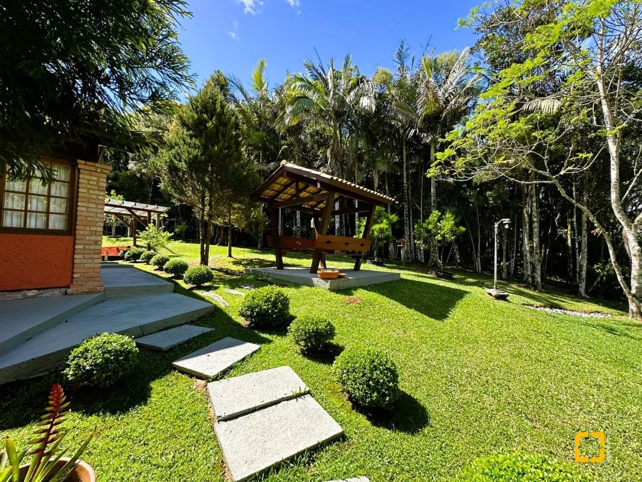 Casa de Condomínio com 240m², 4 quartos (sendo 2 suítes), 4 garagens, no bairro Rio dos Bugres em Rancho Queimado