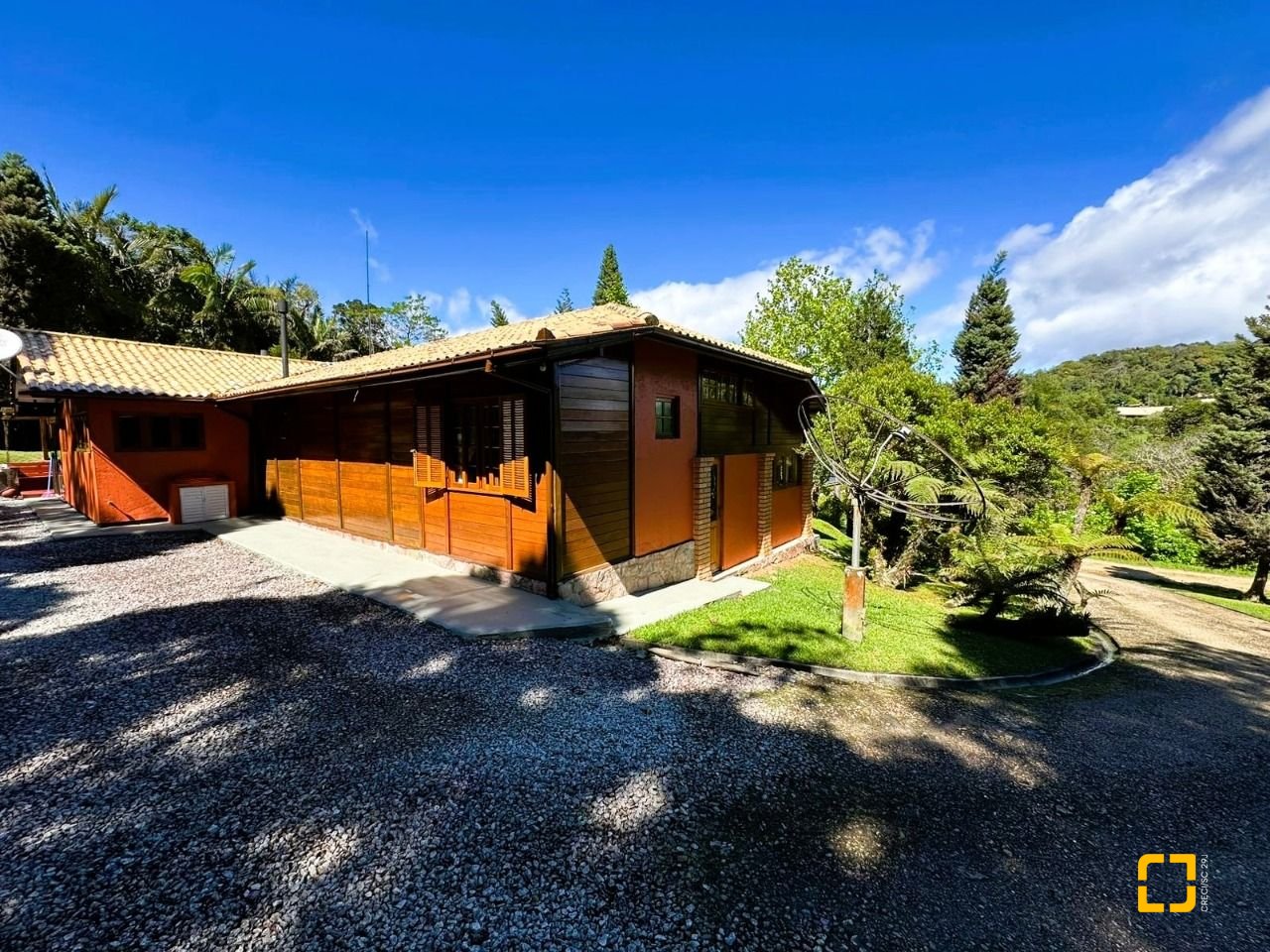 Casa de Condomínio com 240m², 4 quartos (sendo 2 suítes), 4 garagens, no bairro Rio dos Bugres em Rancho Queimado