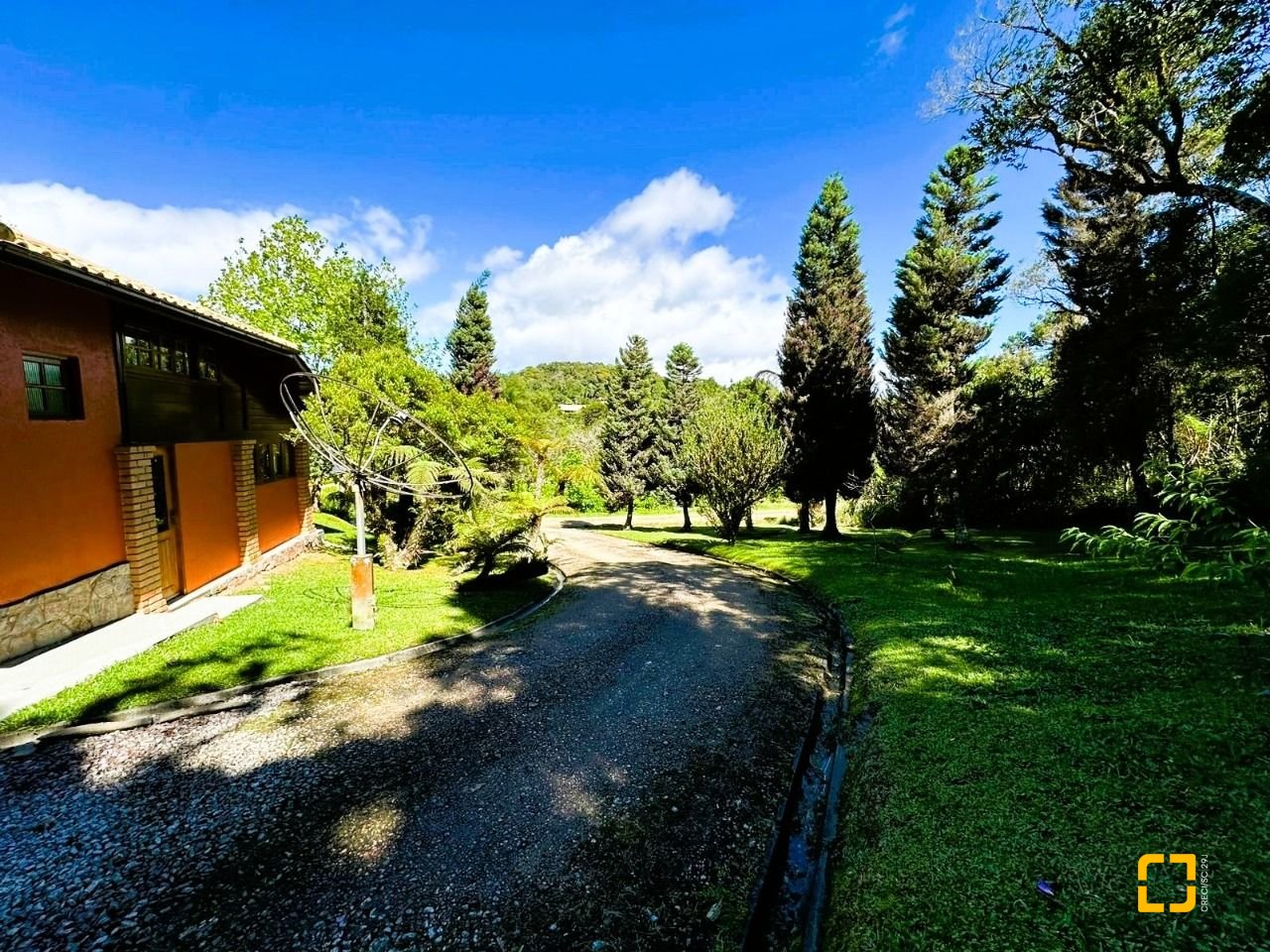 Casa de Condomínio com 240m², 4 quartos (sendo 2 suítes), 4 garagens, no bairro Rio dos Bugres em Rancho Queimado