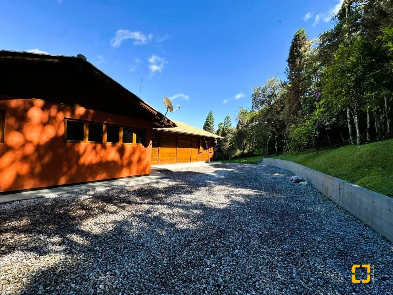 Casa de Condomínio com 240m², 4 quartos (sendo 2 suítes), 4 garagens, no bairro Rio dos Bugres em Rancho Queimado