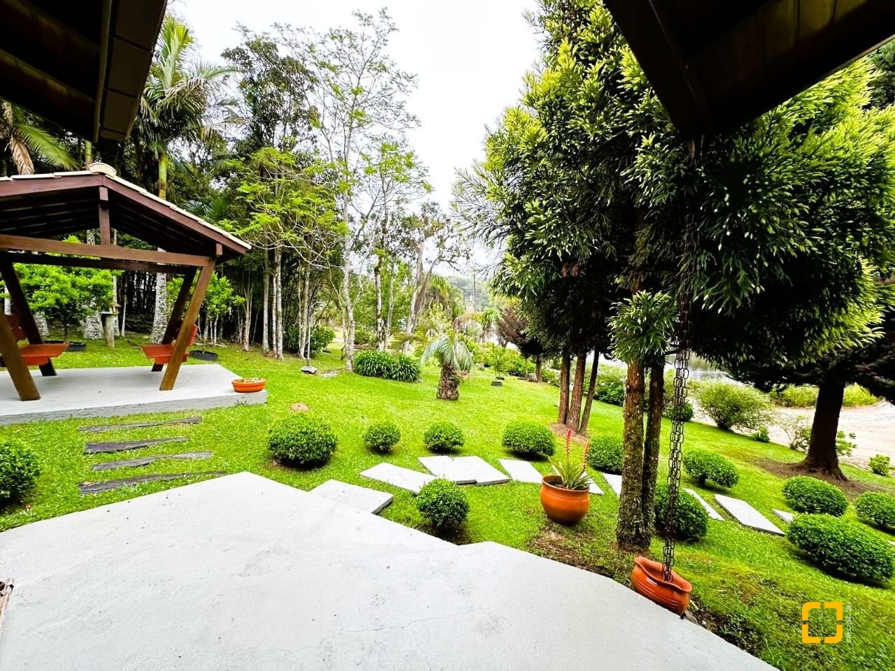 Casa de Condomínio com 240m², 4 quartos (sendo 2 suítes), 4 garagens, no bairro Rio dos Bugres em Rancho Queimado
