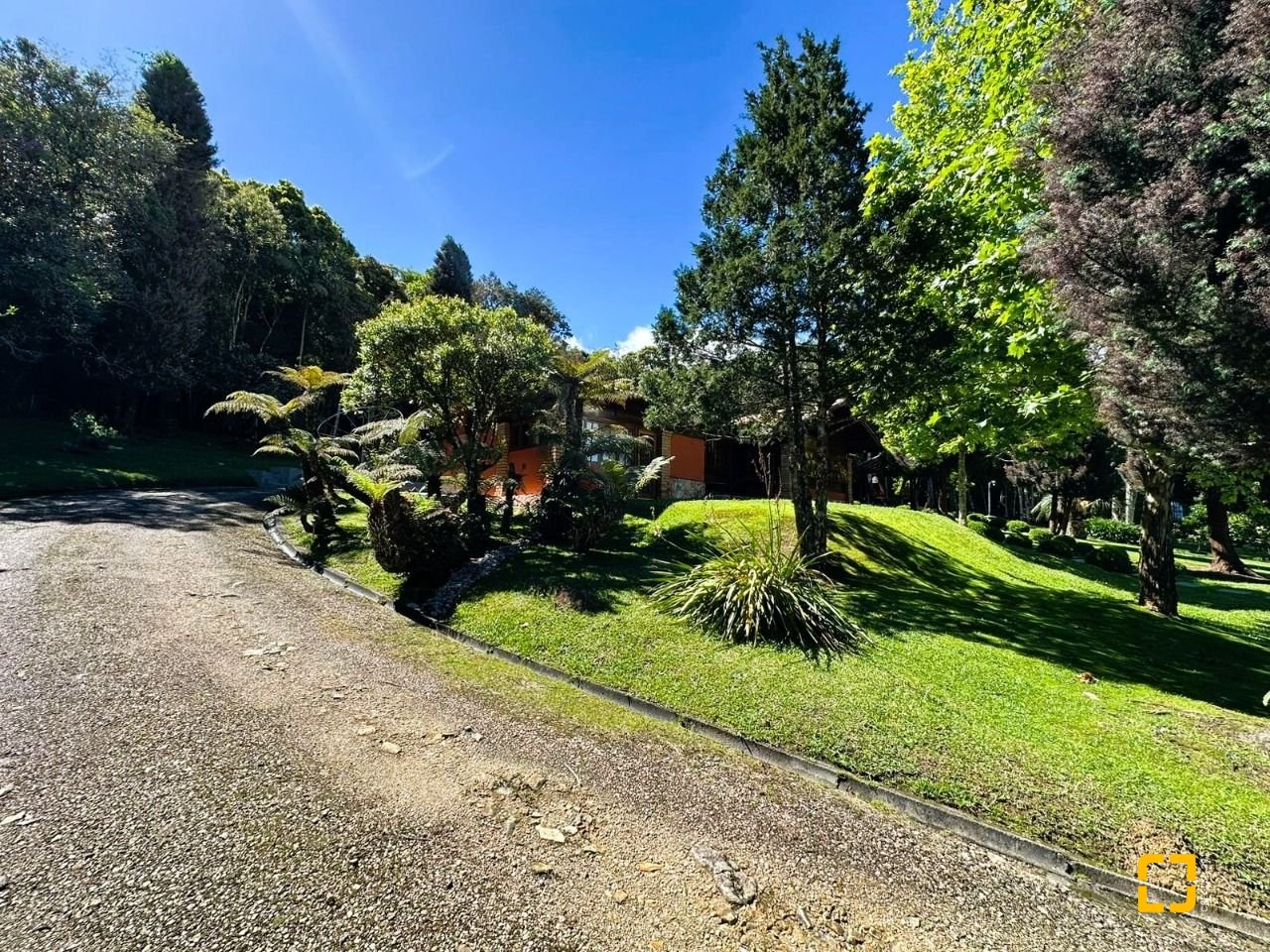 Casa de Condomínio com 240m², 4 quartos (sendo 2 suítes), 4 garagens, no bairro Rio dos Bugres em Rancho Queimado
