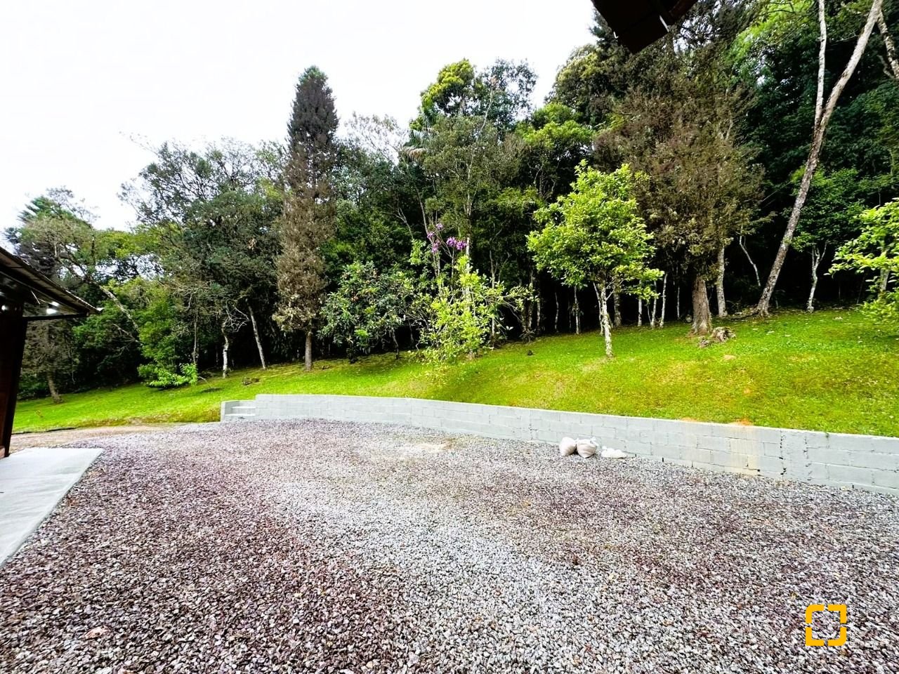 Casa de Condomínio com 240m², 4 quartos (sendo 2 suítes), 4 garagens, no bairro Rio dos Bugres em Rancho Queimado