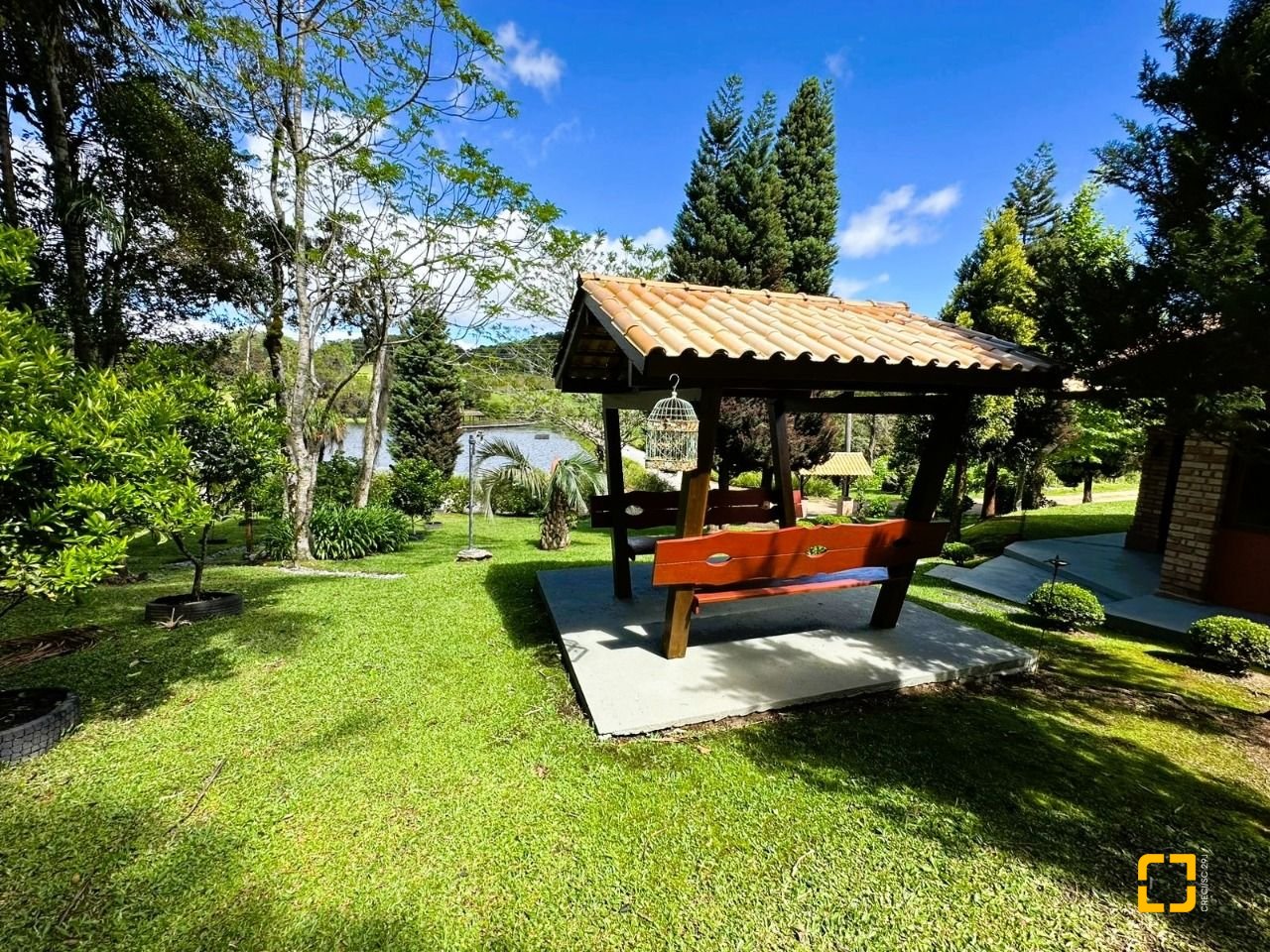 Casa de Condomínio com 240m², 4 quartos (sendo 2 suítes), 4 garagens, no bairro Rio dos Bugres em Rancho Queimado
