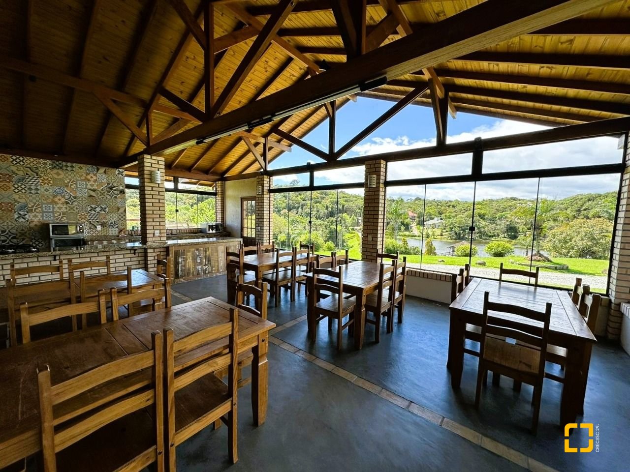 Casa de Condomínio com 240m², 4 quartos (sendo 2 suítes), 4 garagens, no bairro Rio dos Bugres em Rancho Queimado