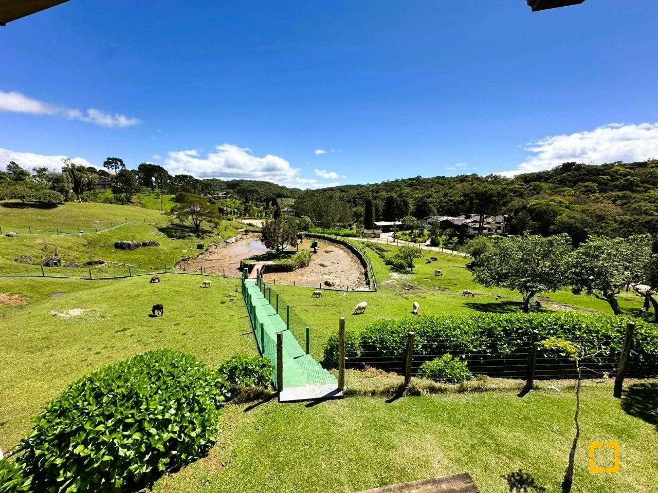 Casa de Condomínio com 240m², 4 quartos (sendo 2 suítes), 4 garagens, no bairro Rio dos Bugres em Rancho Queimado