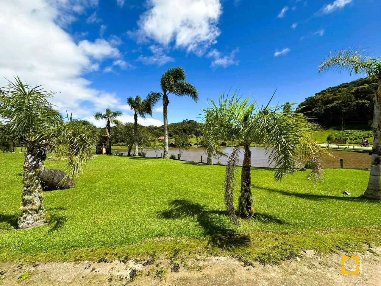 Casa de Condomínio com 240m², 4 quartos (sendo 2 suítes), 4 garagens, no bairro Rio dos Bugres em Rancho Queimado