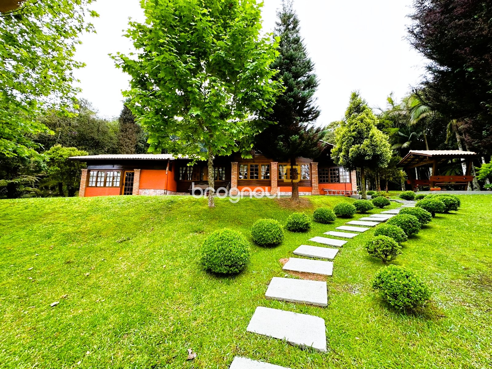 Casa de Condomínio com 240m², 4 quartos (sendo 2 suítes), 4 garagens, no bairro Rio dos Bugres em Rancho Queimado