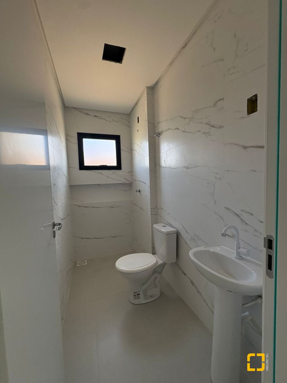 Casa com 63m², 2 quartos (sendo 1 suíte), 1 garagem, no bairro Nova Palhoça em Palhoça