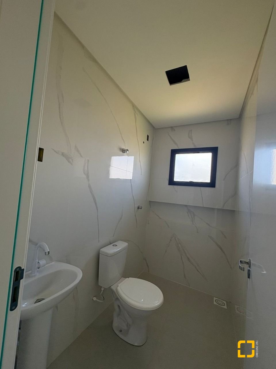 Casa com 63m², 2 quartos (sendo 1 suíte), 1 garagem, no bairro Nova Palhoça em Palhoça