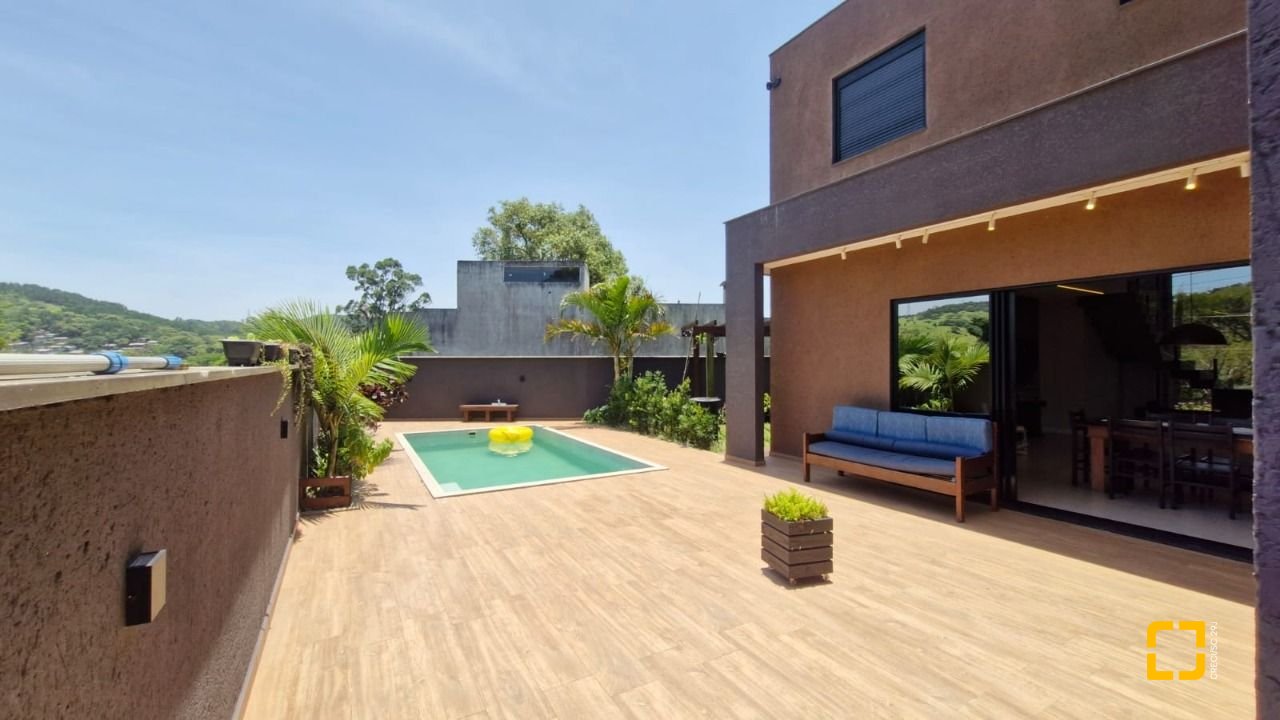Casa de Condomínio com 228m², 3 quartos (sendo 1 suíte), 2 garagens, no bairro Vargem Grande em Florianópolis