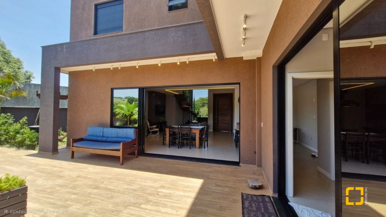 Casa de Condomínio com 228m², 3 quartos (sendo 1 suíte), 2 garagens, no bairro Vargem Grande em Florianópolis