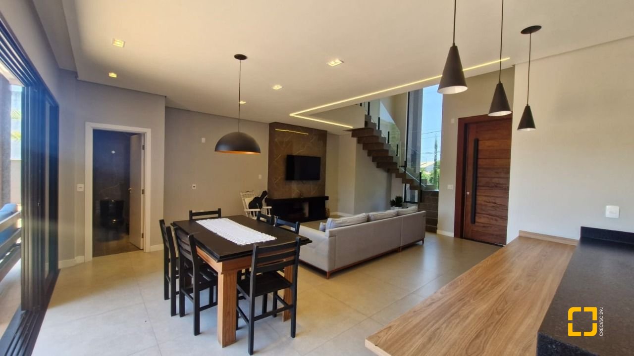 Casa de Condomínio com 228m², 3 quartos (sendo 1 suíte), 2 garagens, no bairro Vargem Grande em Florianópolis