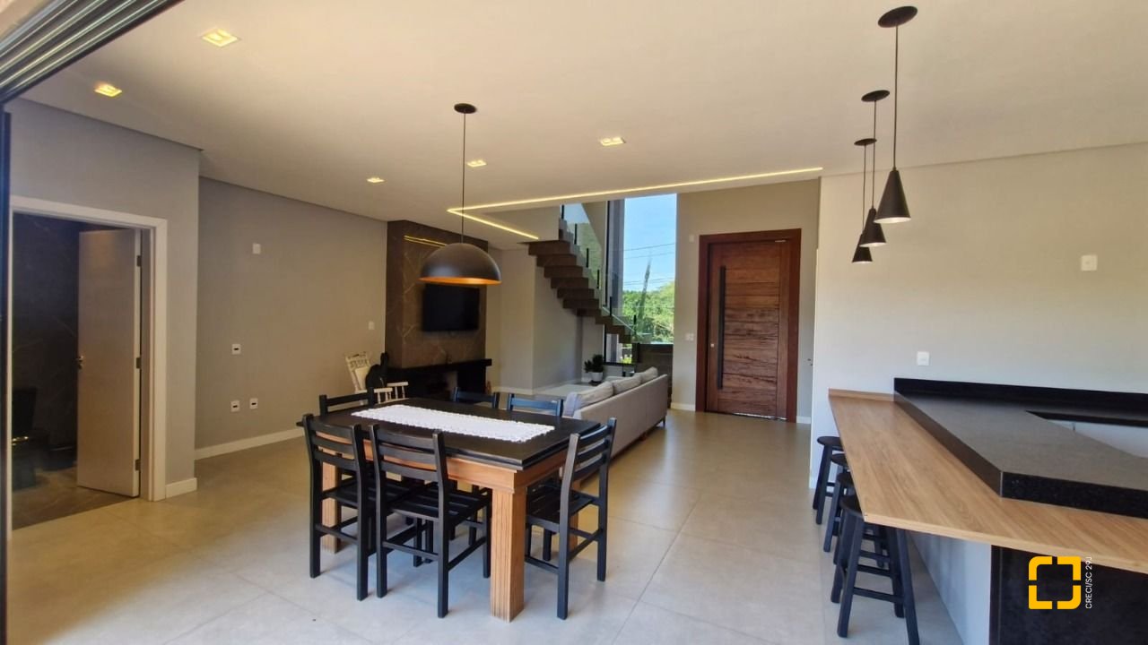 Casa de Condomínio com 228m², 3 quartos (sendo 1 suíte), 2 garagens, no bairro Vargem Grande em Florianópolis