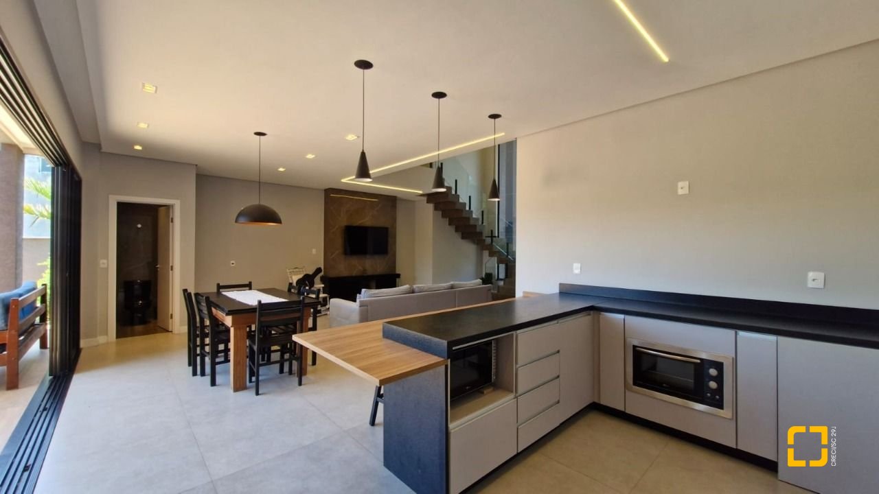 Casa de Condomínio com 228m², 3 quartos (sendo 1 suíte), 2 garagens, no bairro Vargem Grande em Florianópolis