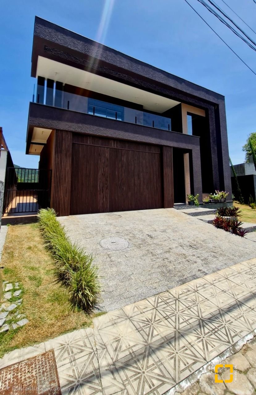 Casa de Condomínio com 228m², 3 quartos (sendo 1 suíte), 2 garagens, no bairro Vargem Grande em Florianópolis