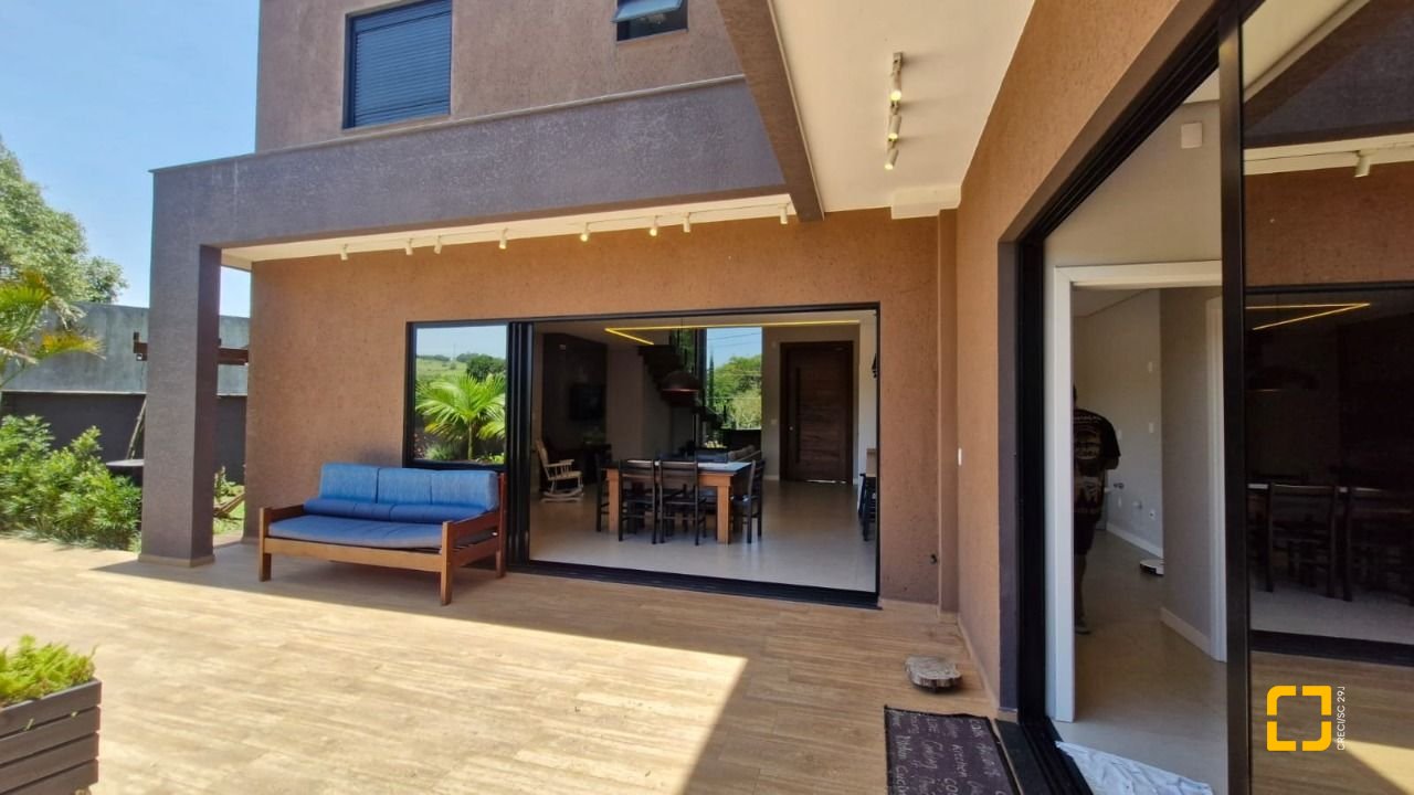 Casa de Condomínio com 228m², 3 quartos (sendo 1 suíte), 2 garagens, no bairro Vargem Grande em Florianópolis