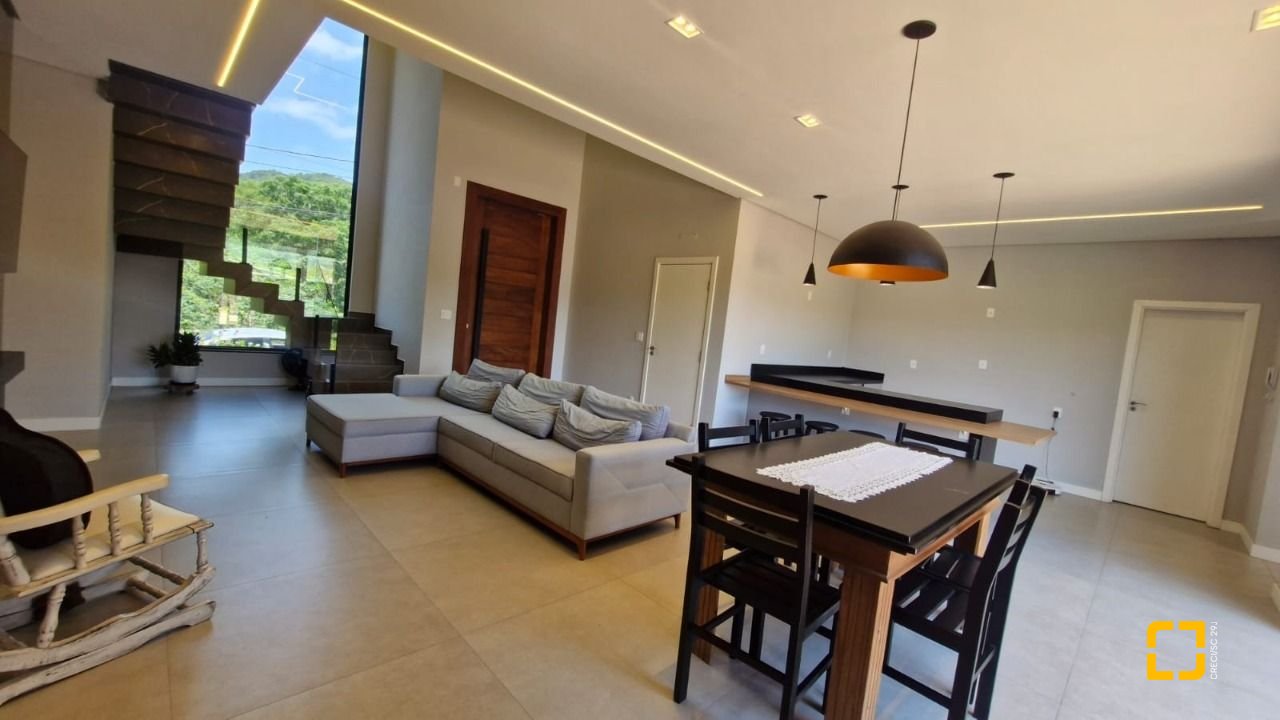 Casa de Condomínio com 228m², 3 quartos (sendo 1 suíte), 2 garagens, no bairro Vargem Grande em Florianópolis