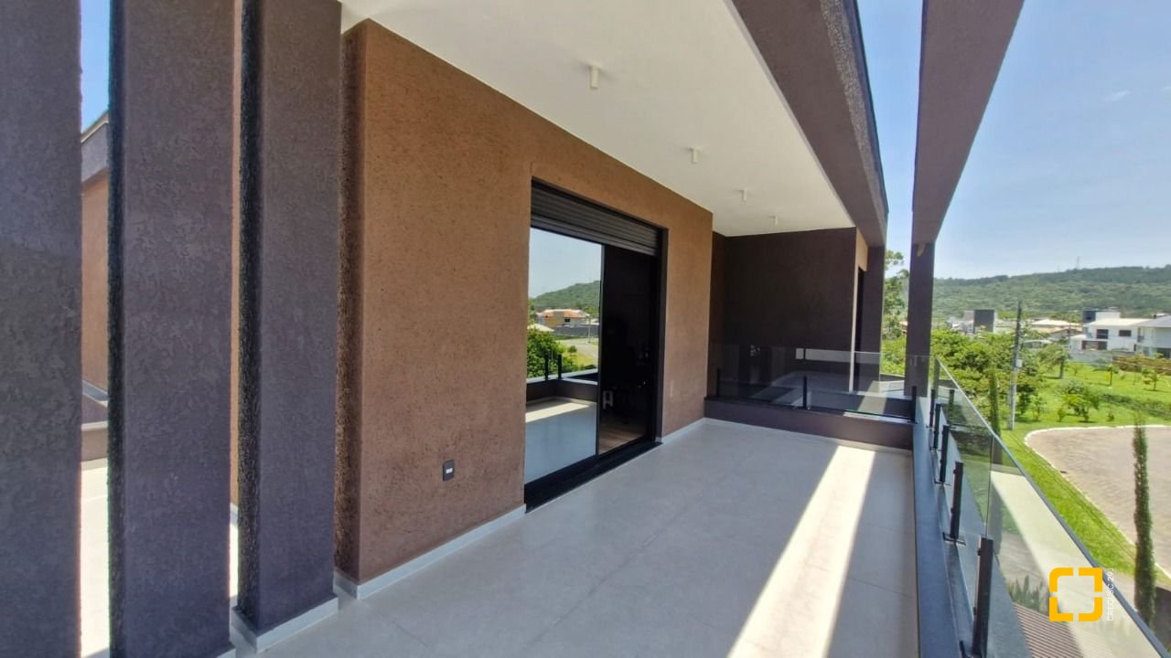 Casa de Condomínio com 228m², 3 quartos (sendo 1 suíte), 2 garagens, no bairro Vargem Grande em Florianópolis