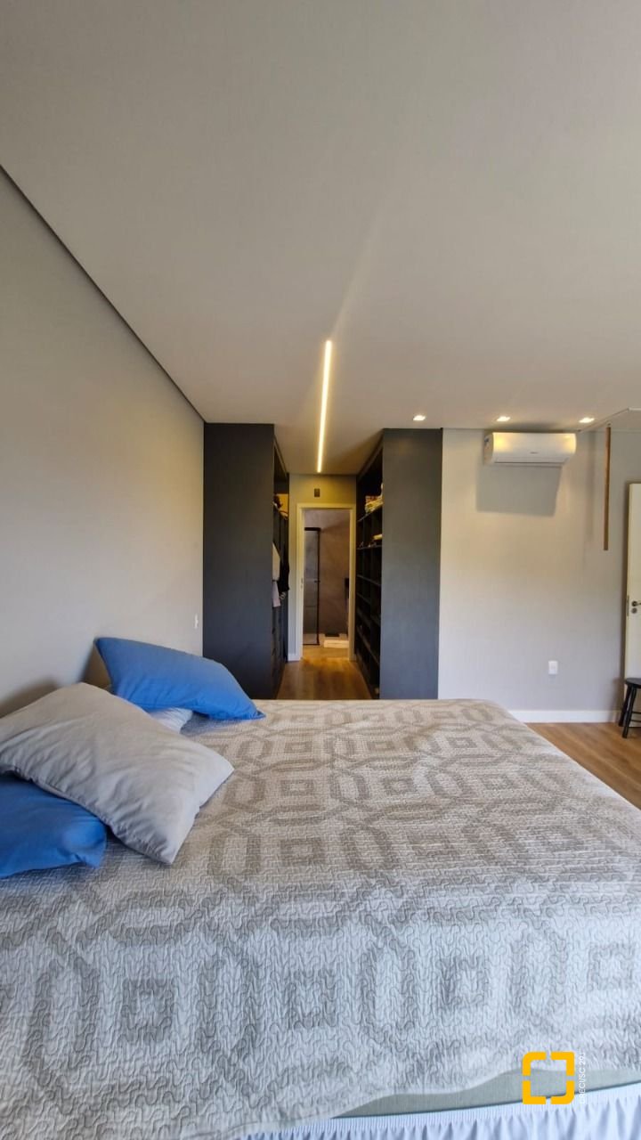Casa de Condomínio com 228m², 3 quartos (sendo 1 suíte), 2 garagens, no bairro Vargem Grande em Florianópolis