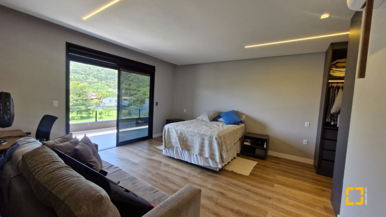 Casa de Condomínio com 228m², 3 quartos (sendo 1 suíte), 2 garagens, no bairro Vargem Grande em Florianópolis