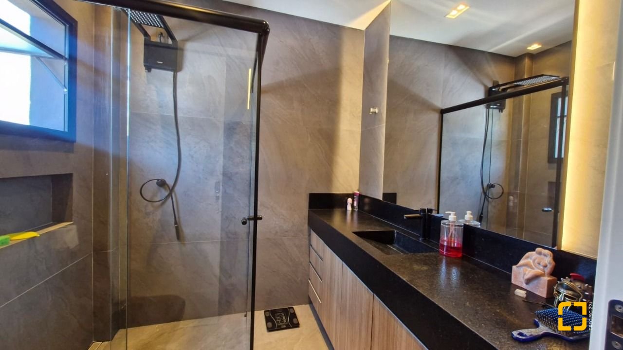 Casa de Condomínio com 228m², 3 quartos (sendo 1 suíte), 2 garagens, no bairro Vargem Grande em Florianópolis