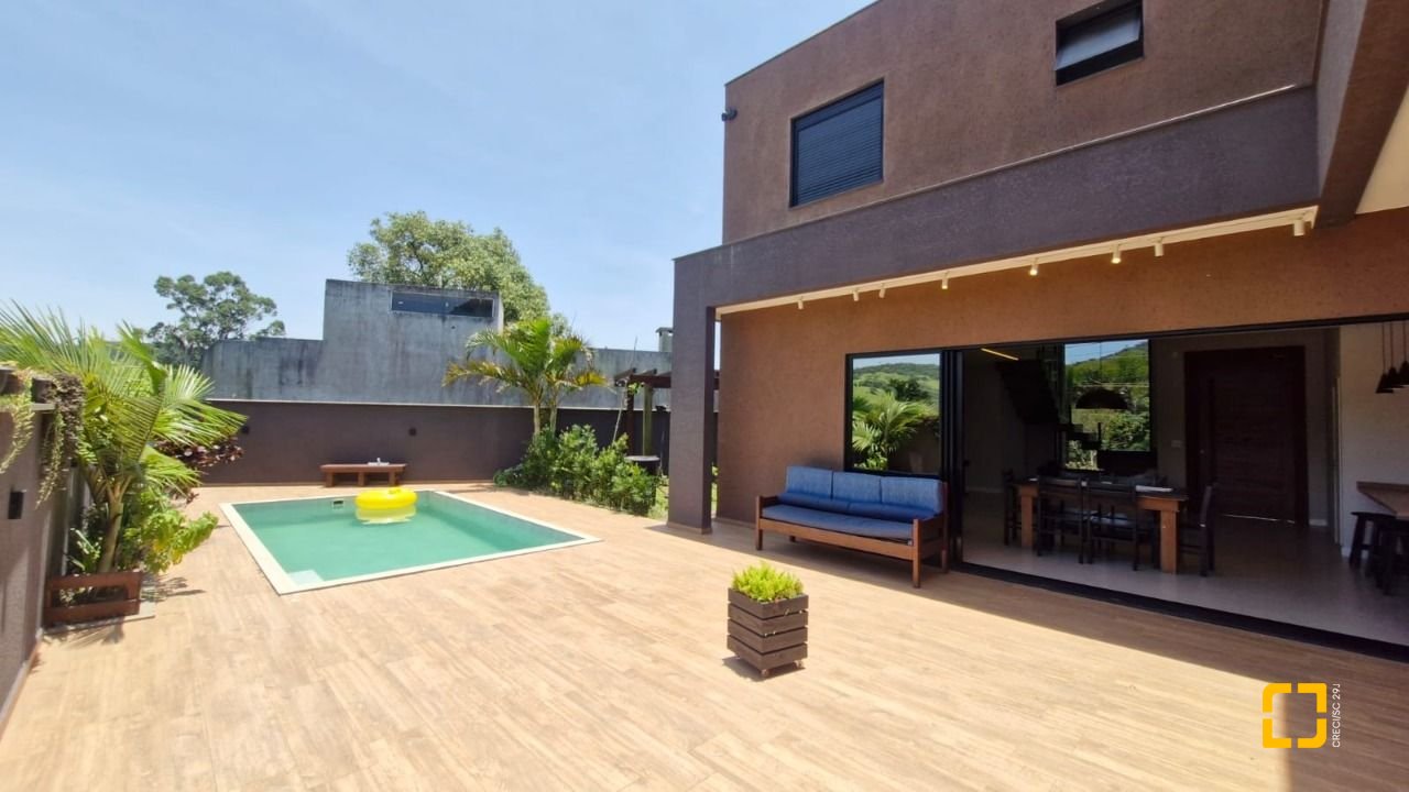 Casa de Condomínio com 228m², 3 quartos (sendo 1 suíte), 2 garagens, no bairro Vargem Grande em Florianópolis