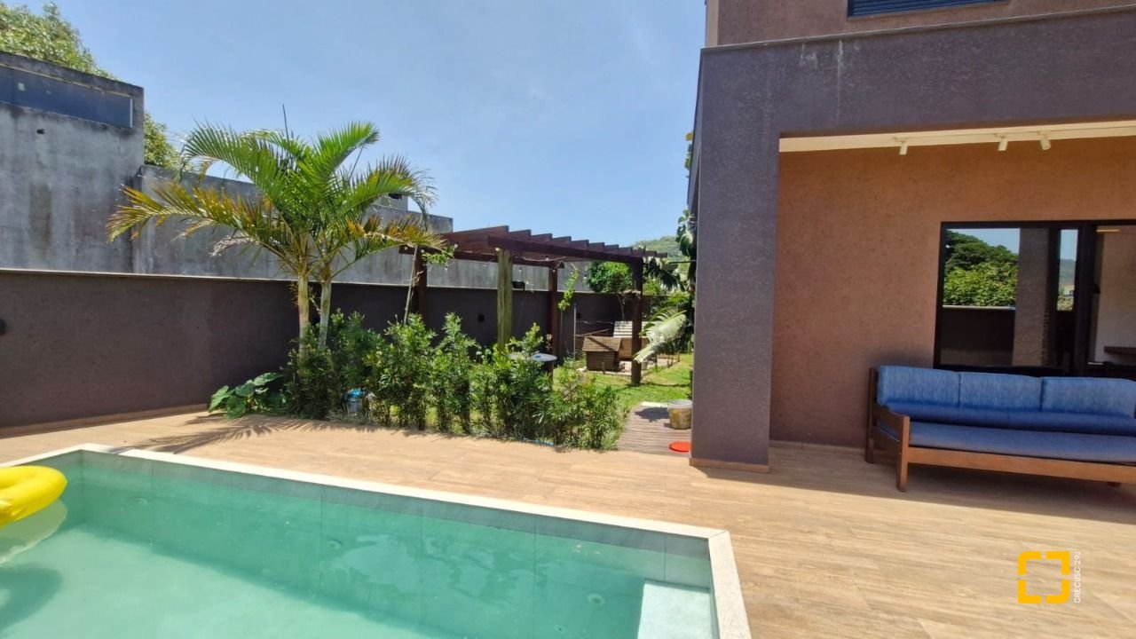 Casa de Condomínio com 228m², 3 quartos (sendo 1 suíte), 2 garagens, no bairro Vargem Grande em Florianópolis