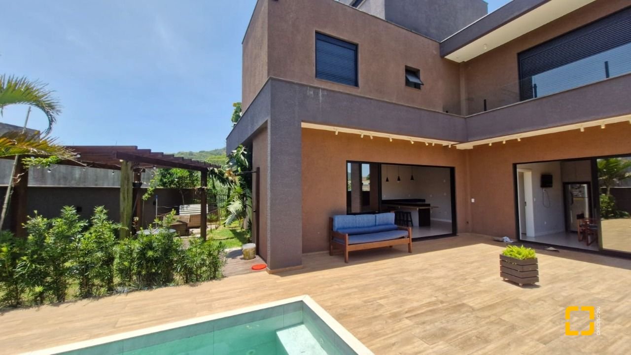 Casa de Condomínio com 228m², 3 quartos (sendo 1 suíte), 2 garagens, no bairro Vargem Grande em Florianópolis
