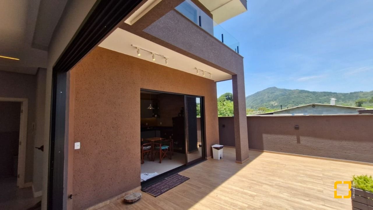 Casa de Condomínio com 228m², 3 quartos (sendo 1 suíte), 2 garagens, no bairro Vargem Grande em Florianópolis