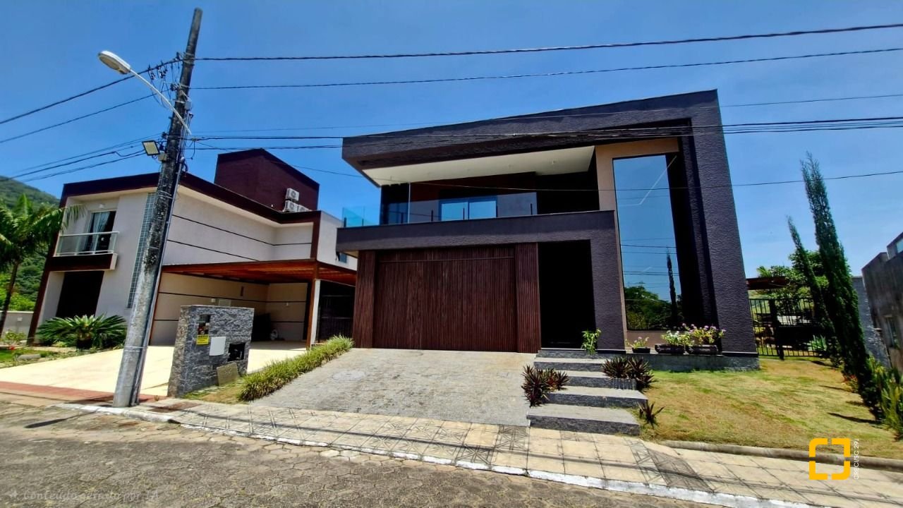 Casa de Condomínio com 228m², 3 quartos (sendo 1 suíte), 2 garagens, no bairro Vargem Grande em Florianópolis