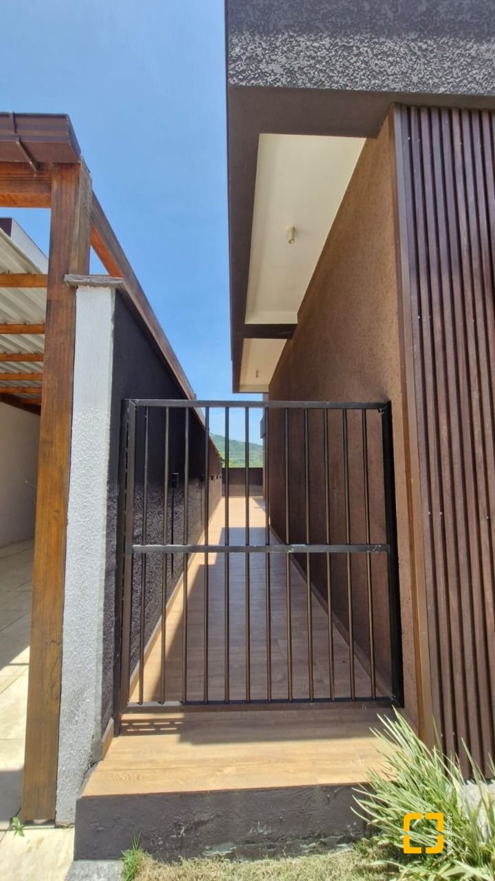Casa de Condomínio com 228m², 3 quartos (sendo 1 suíte), 2 garagens, no bairro Vargem Grande em Florianópolis