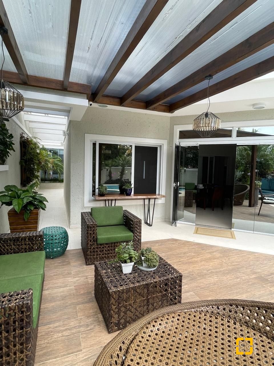 Casa com 416m², 10 quartos (sendo 5 suítes), 6 garagens, no bairro Jurerê Internacional em Florianópolis