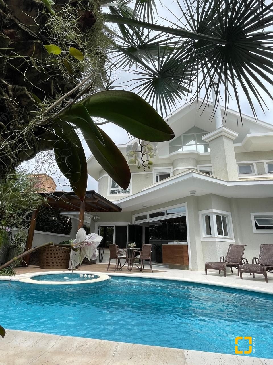 Casa com 416m², 10 quartos (sendo 5 suítes), 6 garagens, no bairro Jurerê Internacional em Florianópolis
