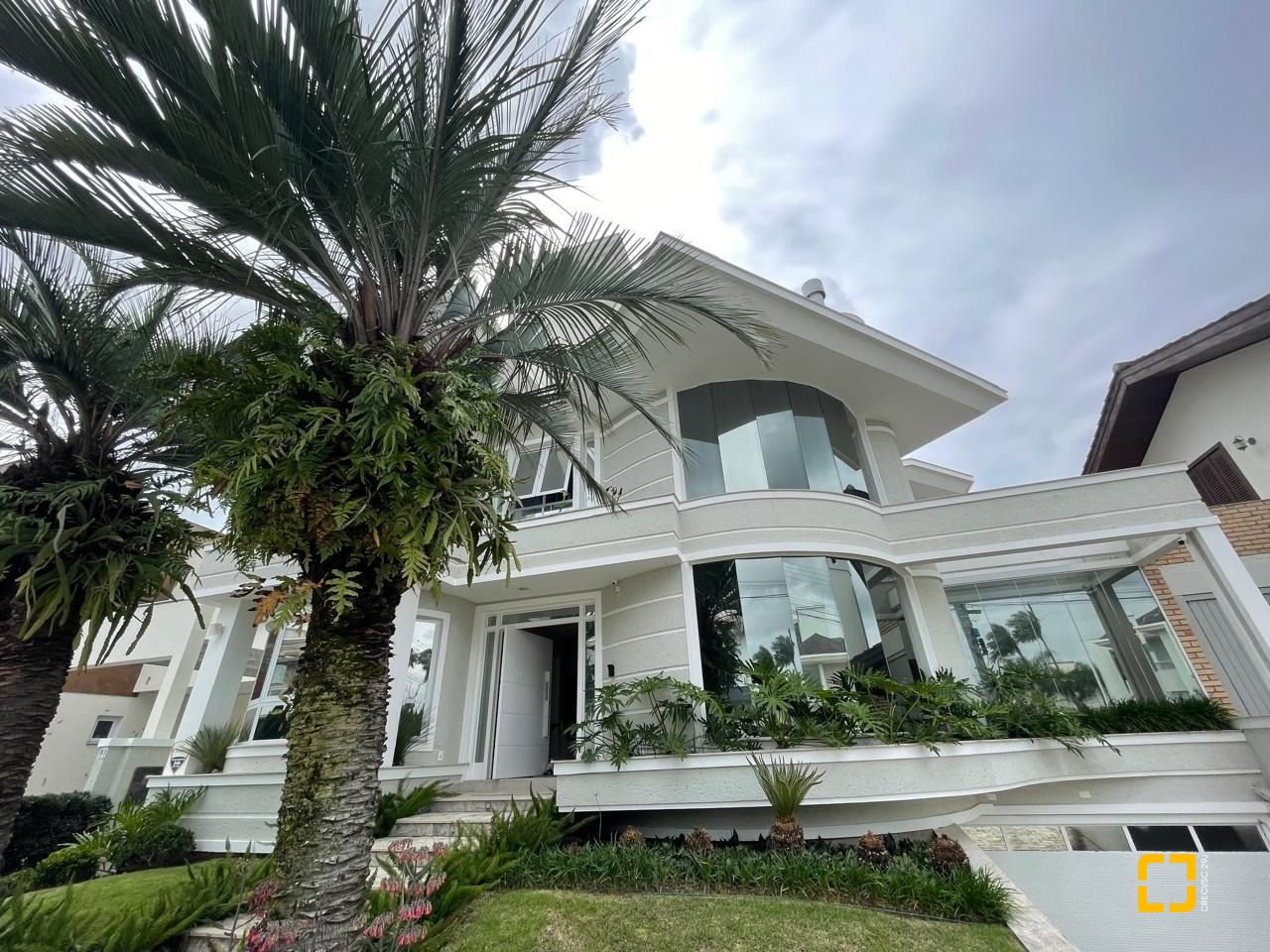 Casa com 416m², 10 quartos (sendo 5 suítes), 6 garagens, no bairro Jurerê Internacional em Florianópolis