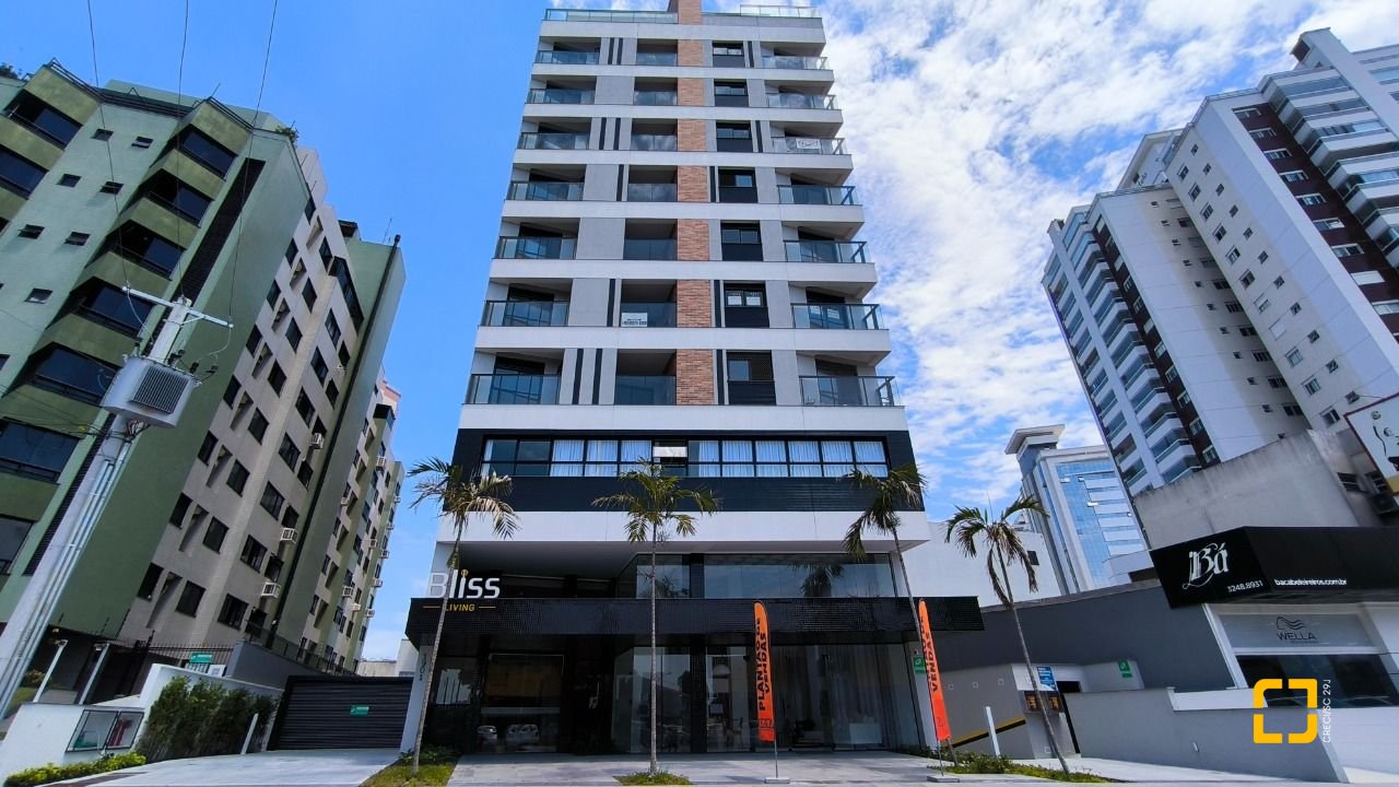 Apartamento com 72m², 4 quartos (sendo 2 suítes), 2 garagens, no bairro Balneário em Florianópolis
