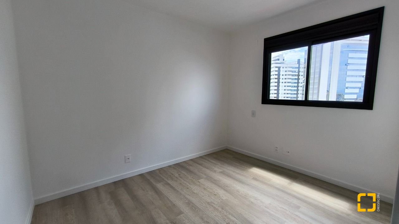 Apartamento com 72m², 4 quartos (sendo 2 suítes), 2 garagens, no bairro Balneário em Florianópolis