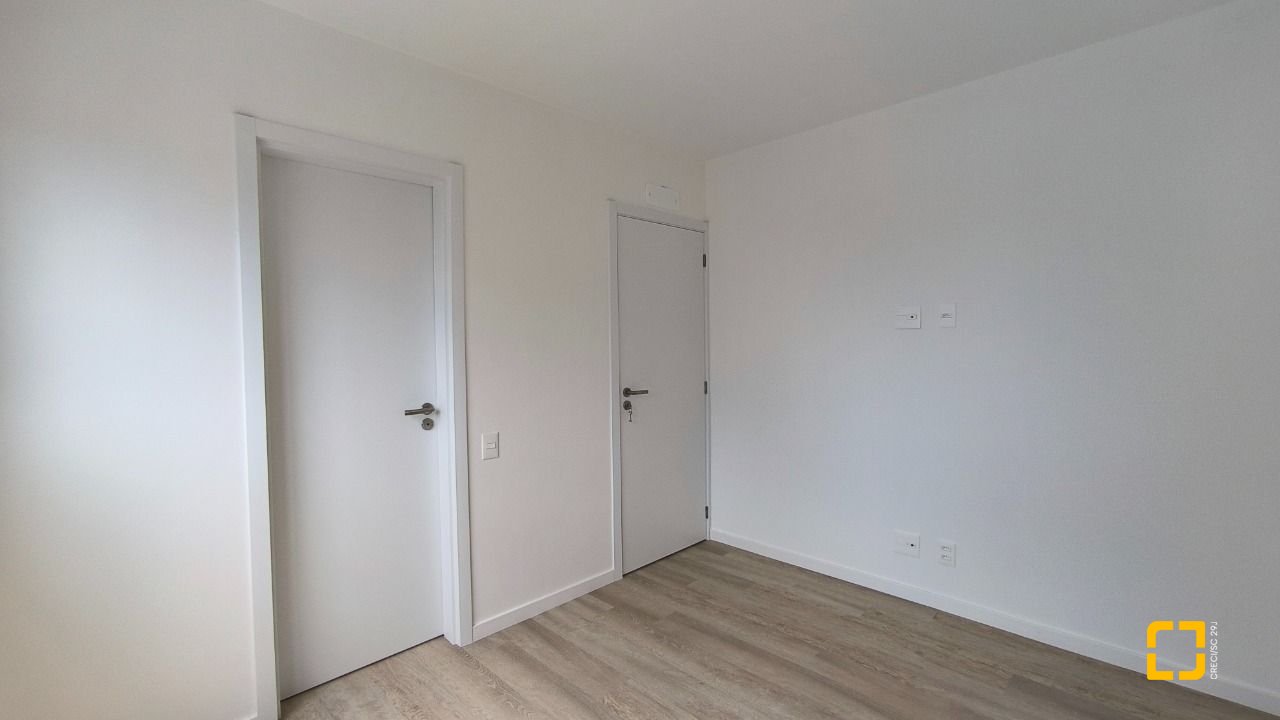 Apartamento com 72m², 4 quartos (sendo 2 suítes), 2 garagens, no bairro Balneário em Florianópolis