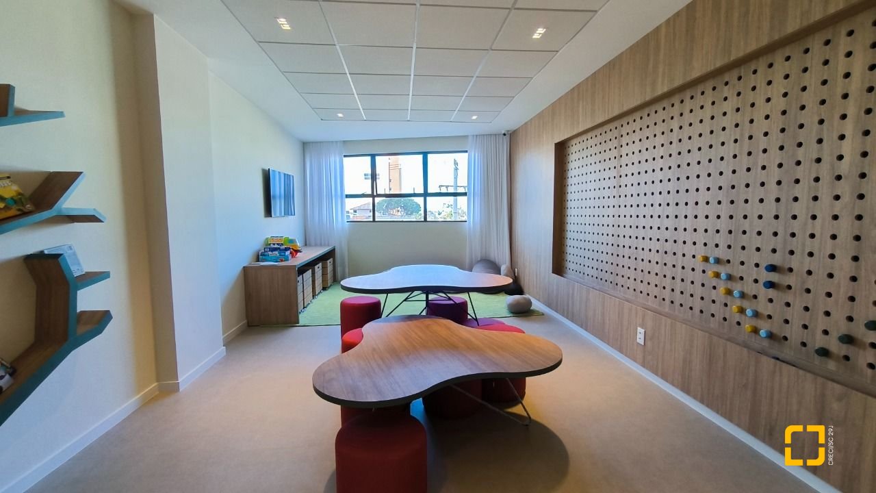 Apartamento com 72m², 4 quartos (sendo 2 suítes), 2 garagens, no bairro Balneário em Florianópolis