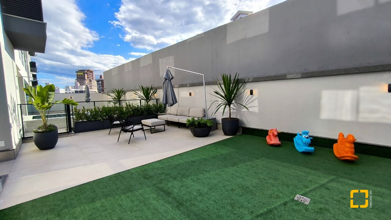 Apartamento com 72m², 4 quartos (sendo 2 suítes), 2 garagens, no bairro Balneário em Florianópolis