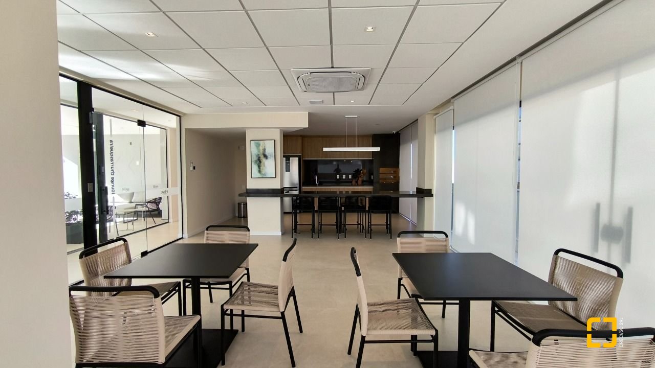 Apartamento com 72m², 4 quartos (sendo 2 suítes), 2 garagens, no bairro Balneário em Florianópolis