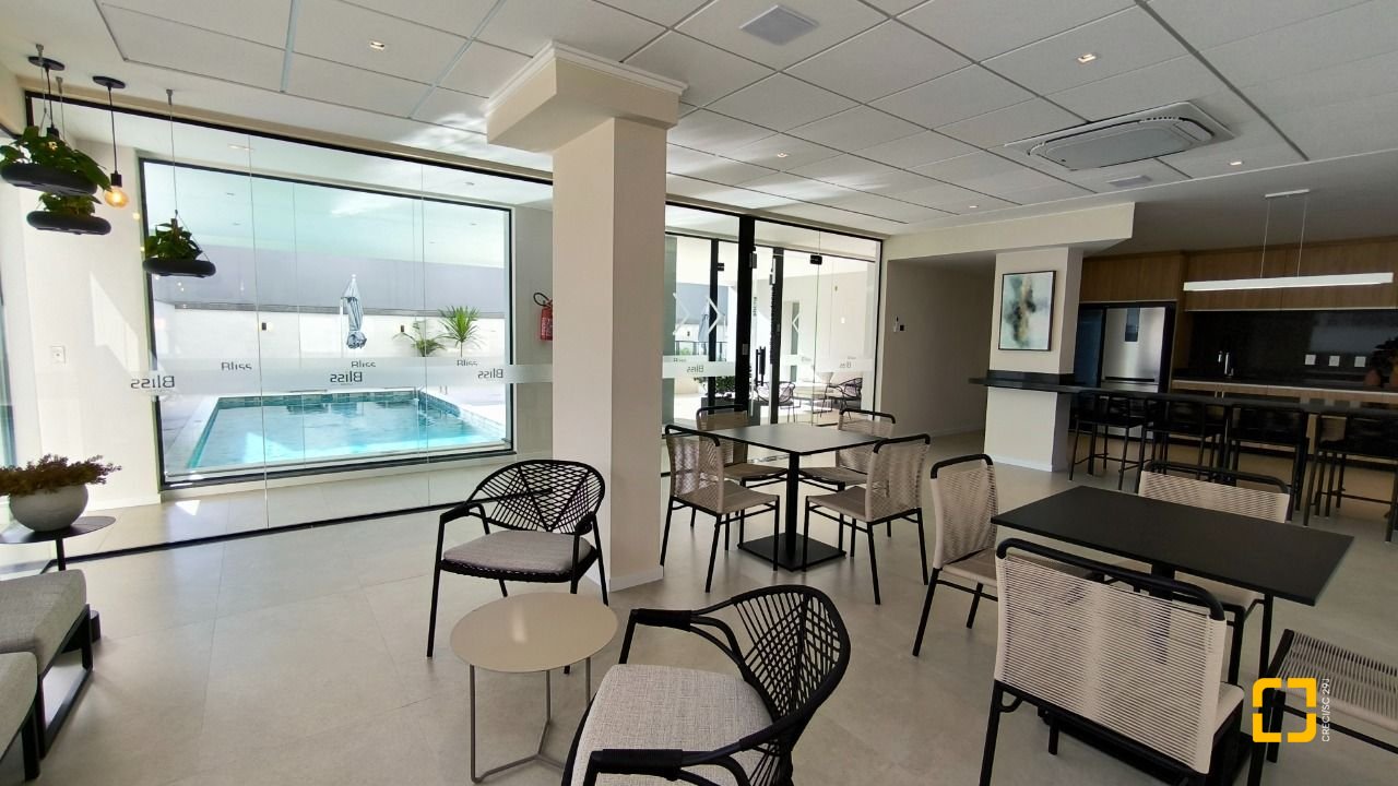 Apartamento com 72m², 4 quartos (sendo 2 suítes), 2 garagens, no bairro Balneário em Florianópolis