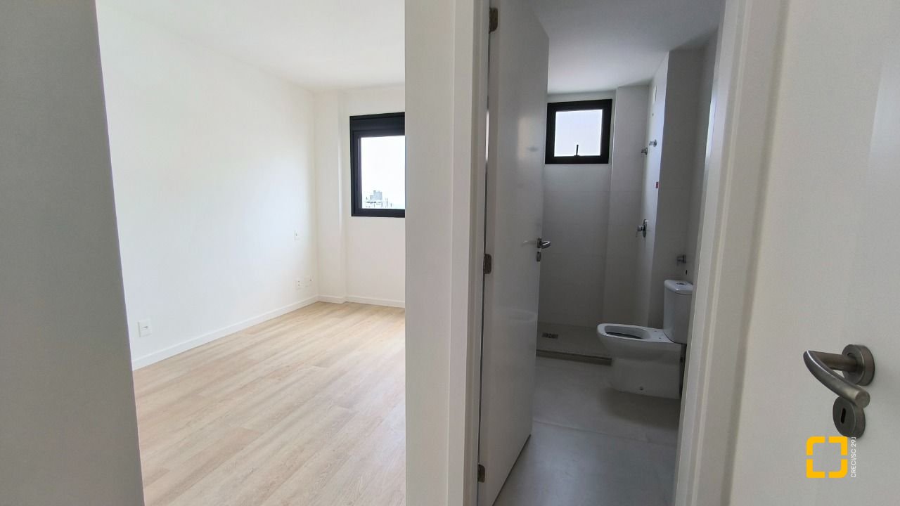 Apartamento com 72m², 4 quartos (sendo 2 suítes), 2 garagens, no bairro Balneário em Florianópolis