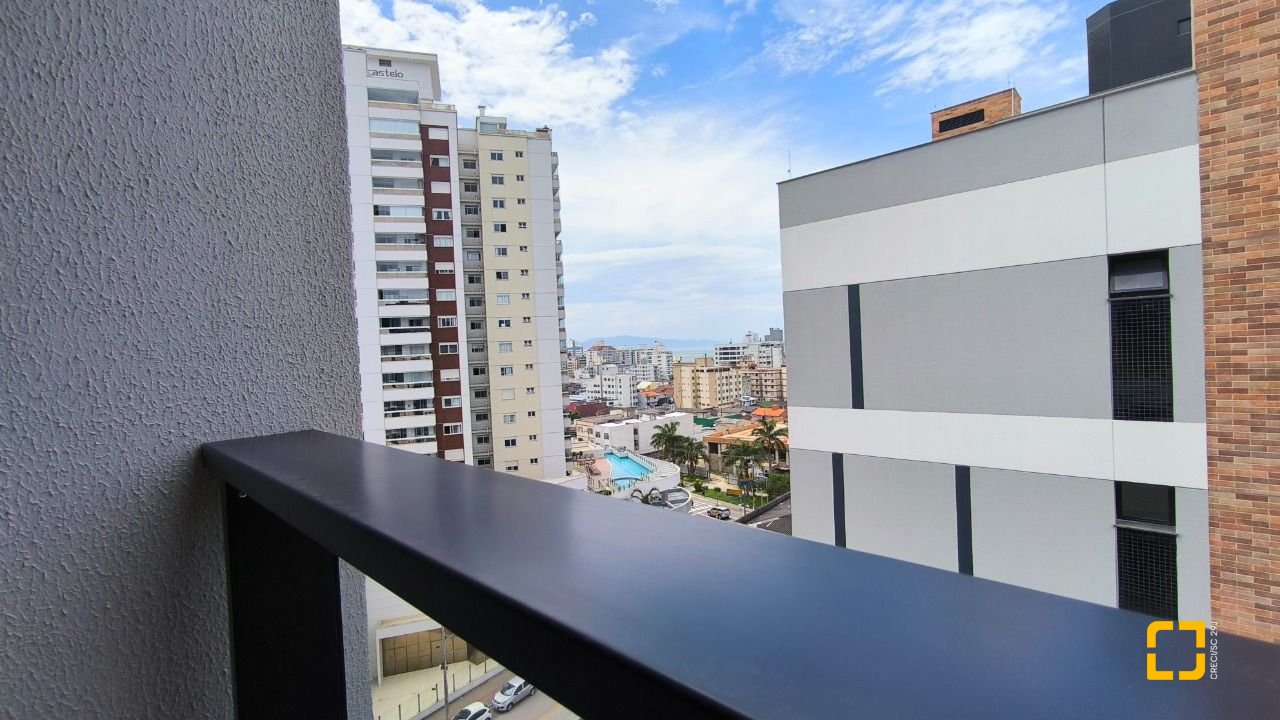 Apartamento com 72m², 4 quartos (sendo 2 suítes), 2 garagens, no bairro Balneário em Florianópolis
