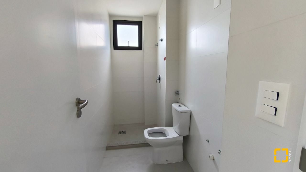 Apartamento com 72m², 4 quartos (sendo 2 suítes), 2 garagens, no bairro Balneário em Florianópolis