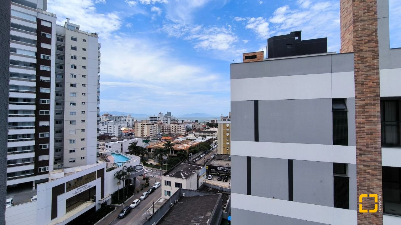 Apartamento com 72m², 4 quartos (sendo 2 suítes), 2 garagens, no bairro Balneário em Florianópolis