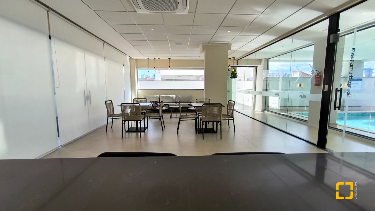 Apartamento com 72m², 4 quartos (sendo 2 suítes), 2 garagens, no bairro Balneário em Florianópolis