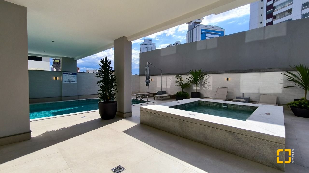 Apartamento com 72m², 4 quartos (sendo 2 suítes), 2 garagens, no bairro Balneário em Florianópolis